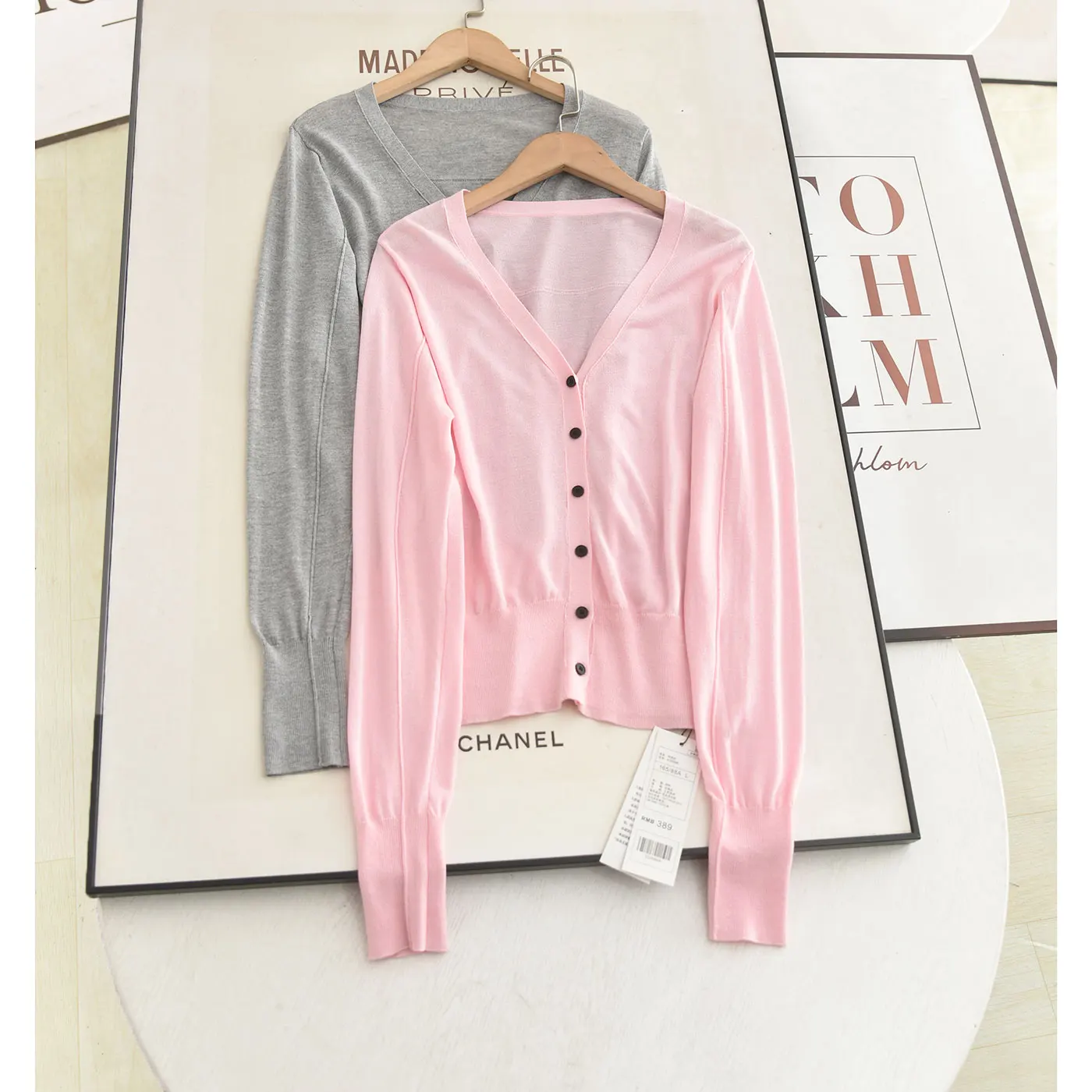 

Весна-Лето 2026: Тонкий вязаный кардиган с V-образным вырезом, однотонный, с длинными рукавами, элегантный, простой, стройнящий, универсальный, женский трикотажный.