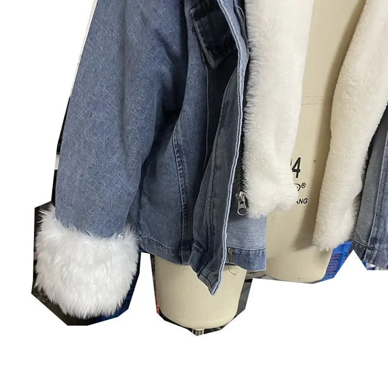 Veste courte en cuir et fourrure intégrée, vêtement en denim blanc lavé au sol