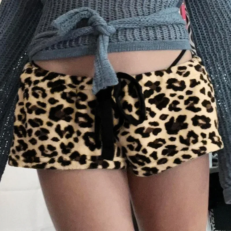 Lässige pelzige Shorts mit Leopardenmuster, Y2K-Basic, lockere Bandage, niedrige Taille, Mini-Shorts für Damen, 2024, Winter, Streetwear, Damen