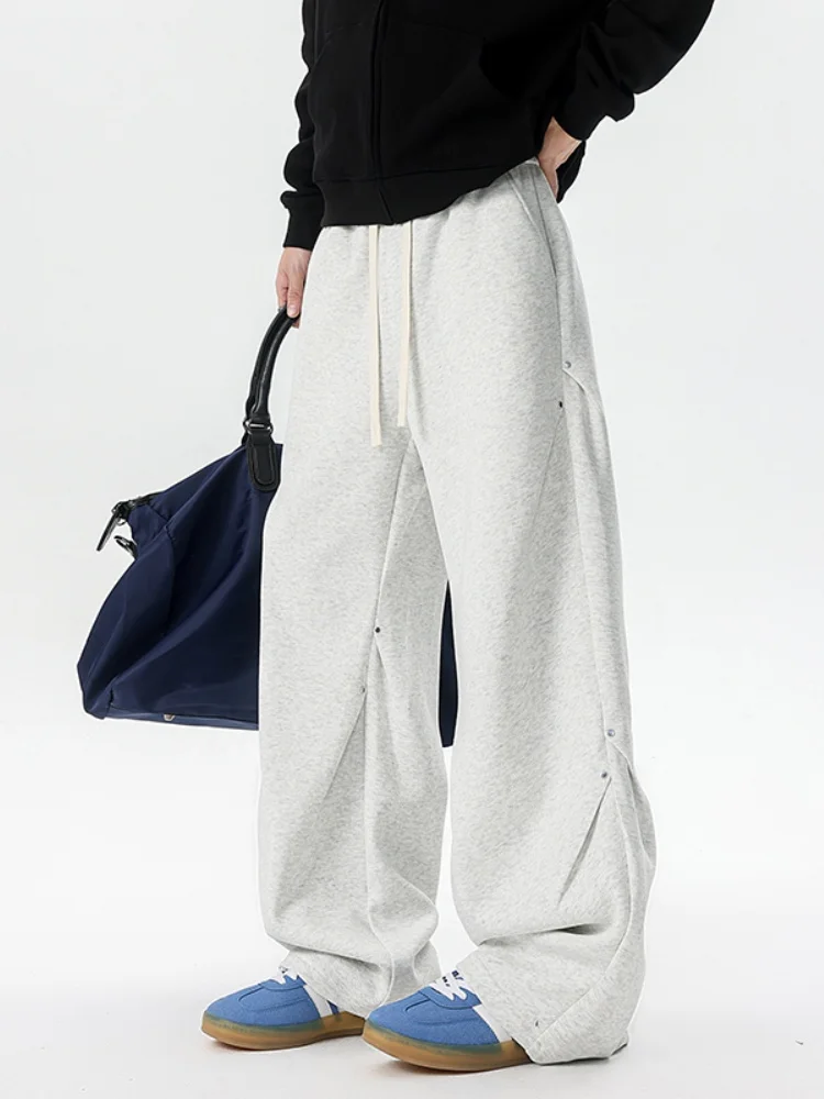 

Мужские повседневные брюки с заклепками и складками, удлиненные, свободного кроя, визуально стройнящие, в уличном стиле, весна-осень, прямые штанины