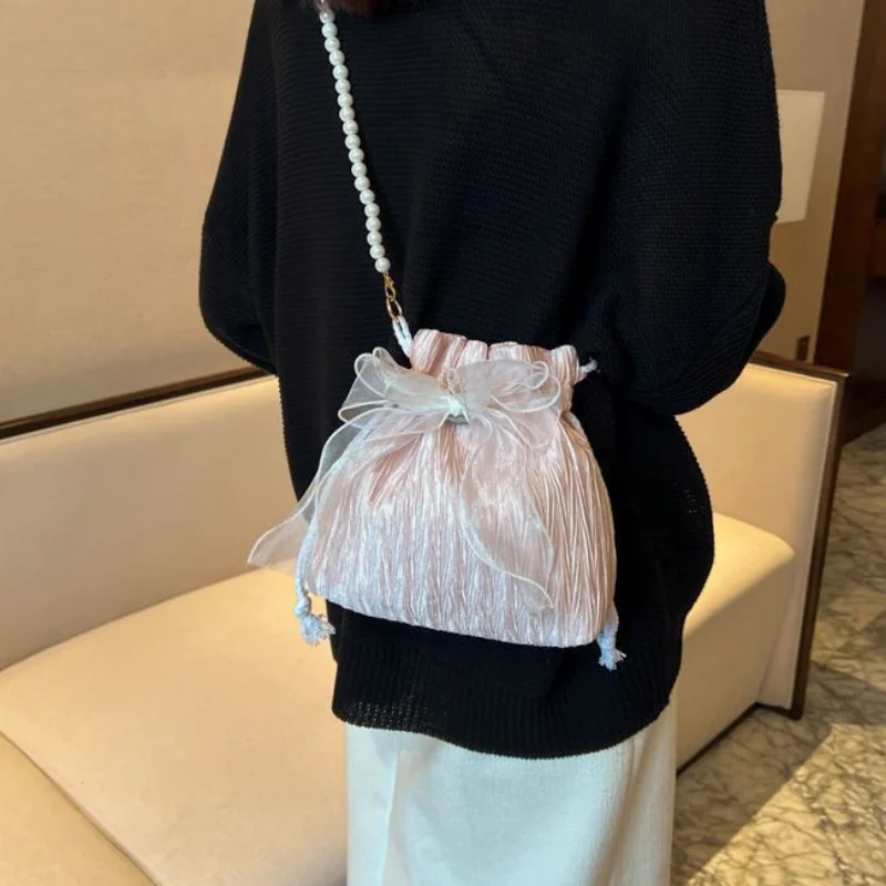 Plissierte Mini-Umhängetasche für Damen, Organza-Schleifentasche mit Perlenkettenriemen, elegante Abendhandtasche für Hochzeit, Party, Abschlussball – Detail 5