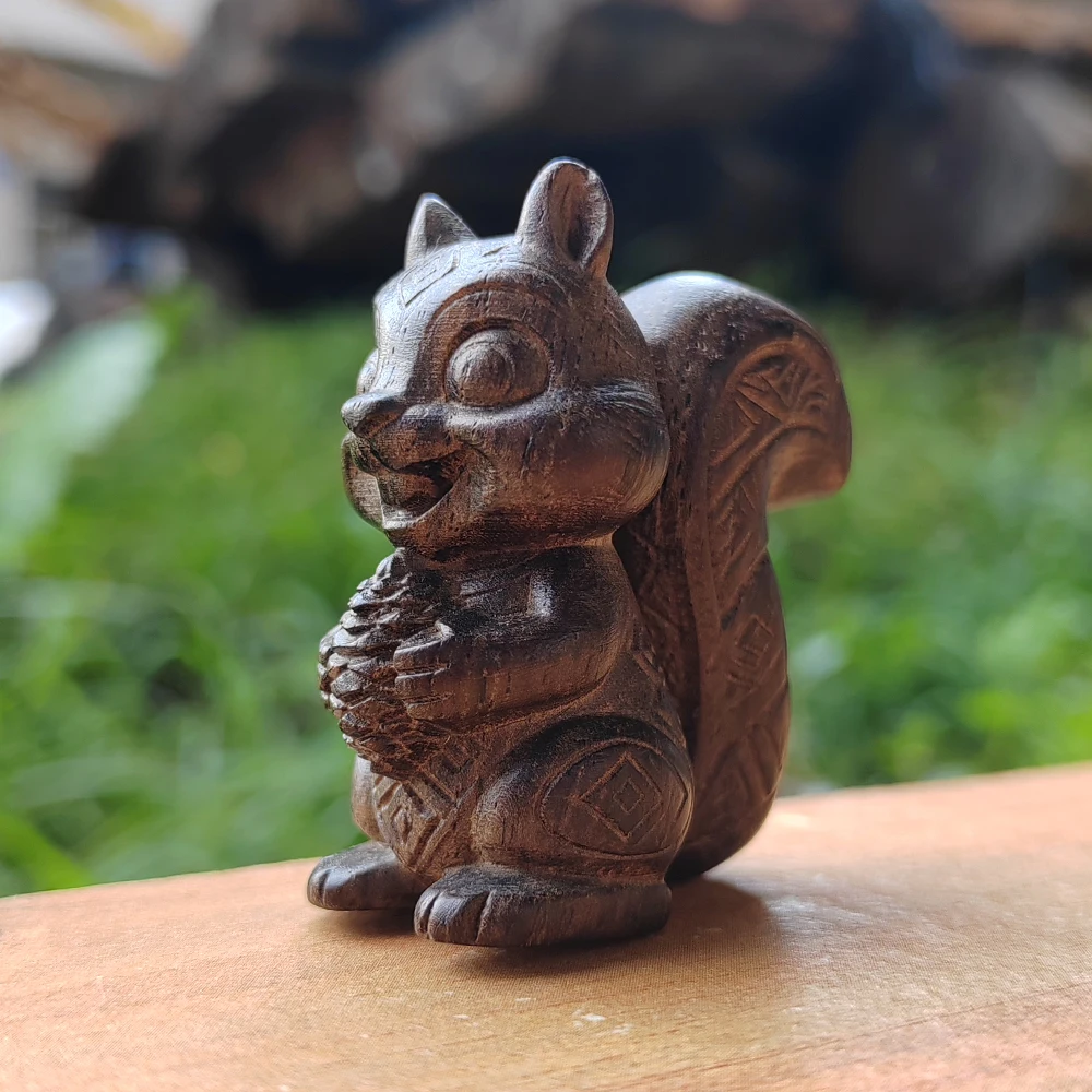 1.8 Inch Wooden Squirrel Figurine Holding Pine Cones, Hand-Carved, Natural Style, Suitable for Holiday Decorations, Housewarming Gifts, Desktop Decorations, Living Room, Birthday Gifts, Study Room, Back-To-School Season Gifts