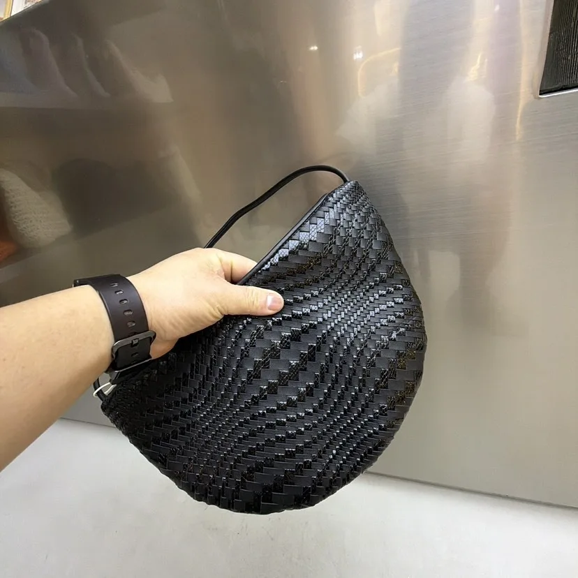 

2026 New Cowhide Woven Crossbody Crescent Shoulder Bag French Versatile Dumpling Bag Foreign Casual Bag Women Simple Convenient