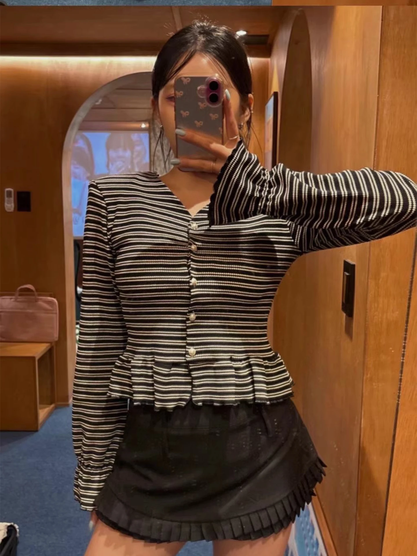 

Шикарный осенний новый женский вязаный длинный све в полоску irt с одной пуговицей и кружевным подолом, повседневный облегающий кардиган с V Ne