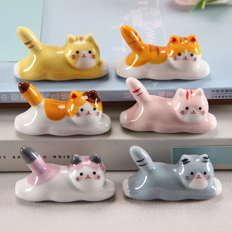 1 PC Lucky Cat Ceramic Ornament Fortune Cat Chopstick Pen Rest Home Garden Decor Craft Creative Animal Miniatures Unique Present