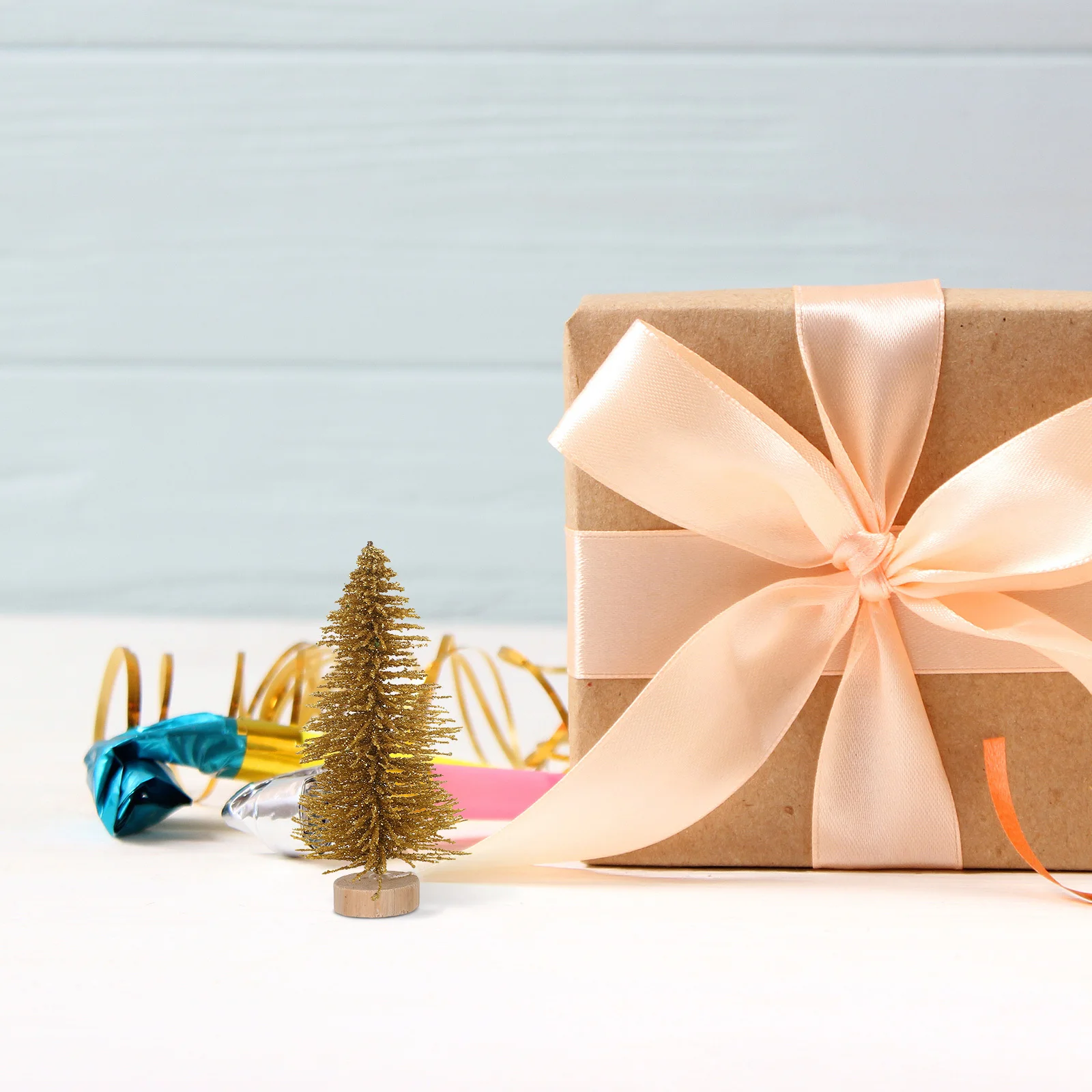 

1Set Miniature Christmas Tree Set Snow Frosted Desktop Trees with Ornaments Small Artificial Tree for Holiday Decor Table