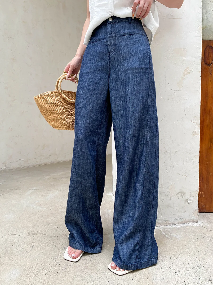 Sommerliche Damenjeans in einfarbigem, schlank machendem, geradem Schnitt mit langen Beinen. – Detail 7