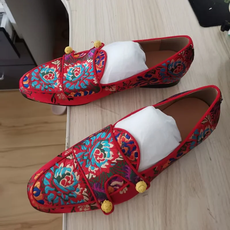 Mocasines florales de lujo para hombre, zapatos bordados de tela de satén rojo, zapatos planos con correa de monje a la moda, sin cordones Zapatos de vestir, novedad