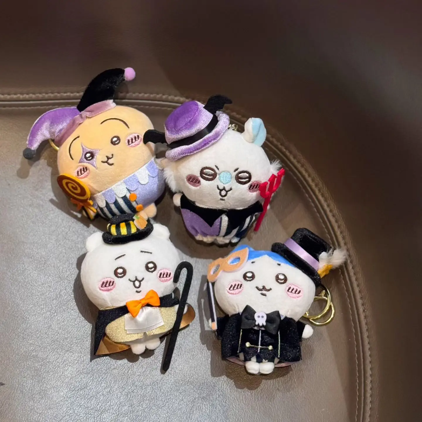 

Chikawas Circus Clown Costume Plush Keychain Usagi Hachiware Kawaii Stuffed Animal Bag Charm Cute Cartoon Gift Boys Girls Random