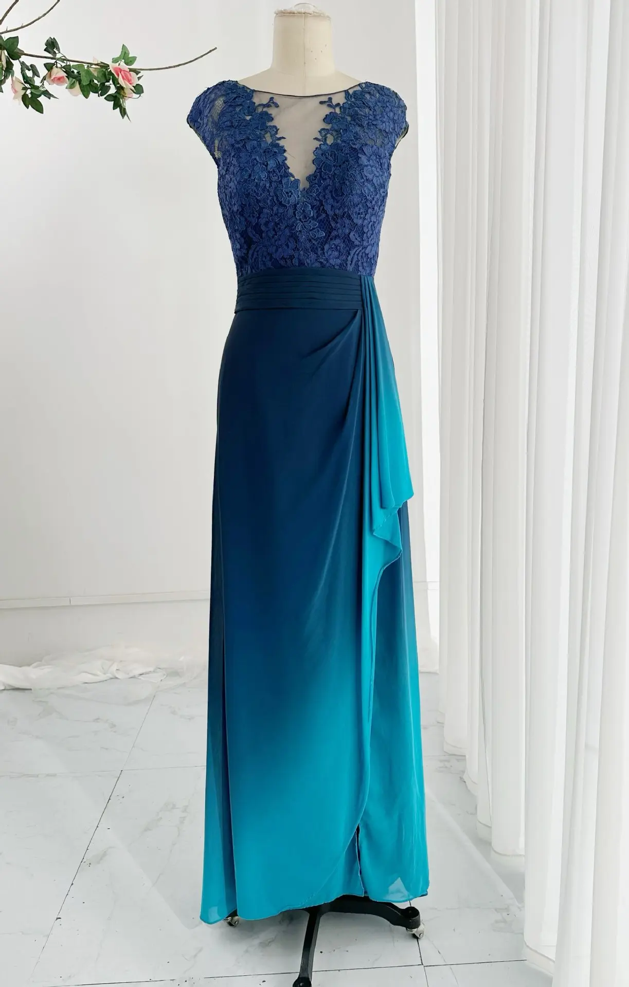 Elegant Blue Evening Dress with Sleeveless Lace Design and Gradient Split Party Daily Long Dress M2240