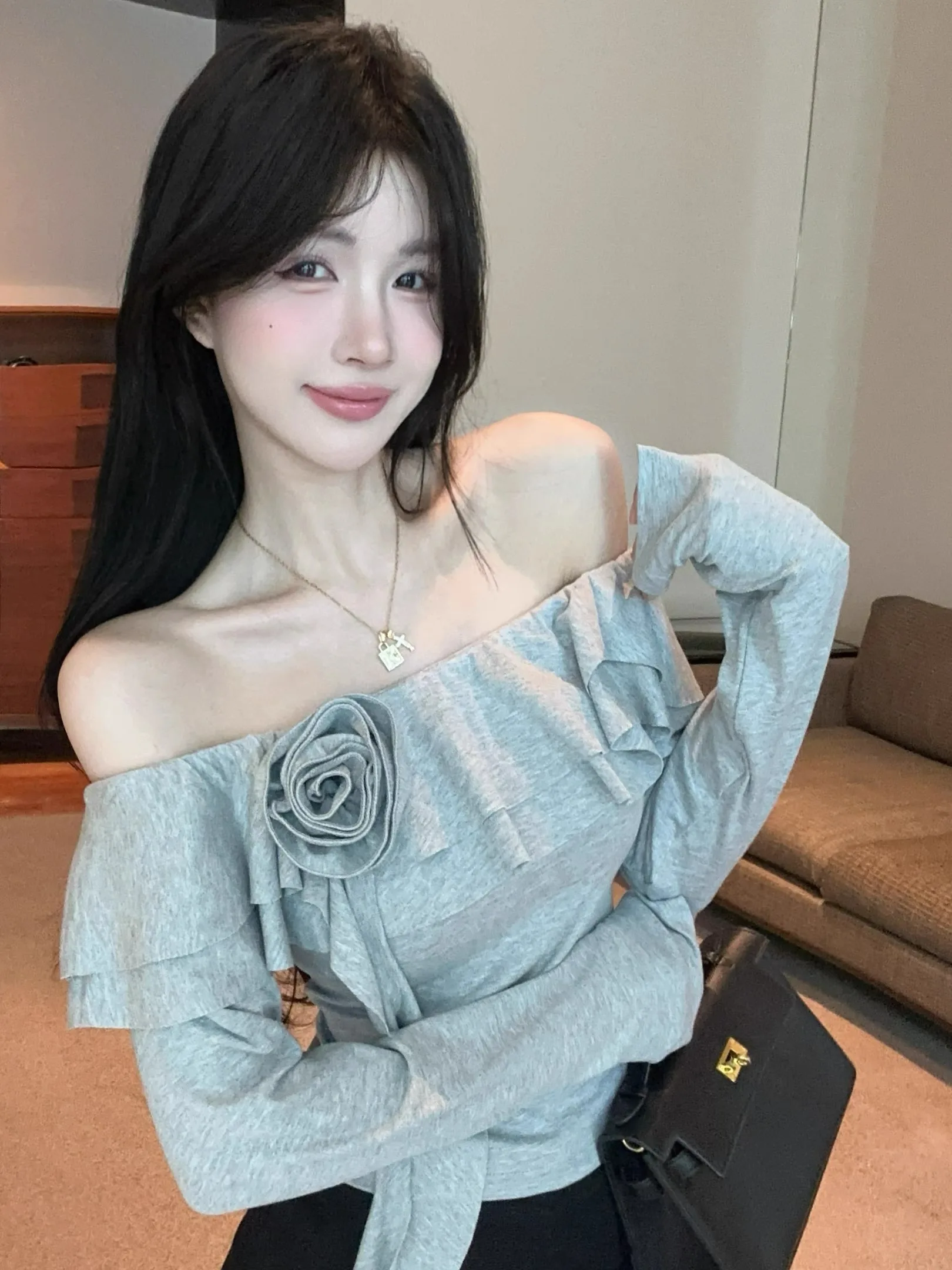 

Design Sensation Beautiful Flower Sash One Shoulder Long Sleeve Knitted Base Shirt Irregular Slim Fit Nicole Rose 2025 Autumn