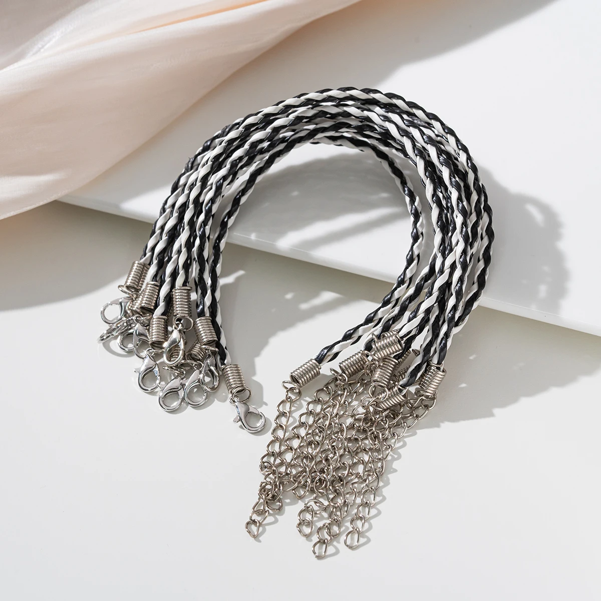 10 Stück Mixe Leder-Spitzen-Armbandschnur, geflochtene Seile mit Karabinerverschlüssen, verlängerte Kette für Handgelenk-Charms, Armbänder, Schmuckherstellung – Detail 6
