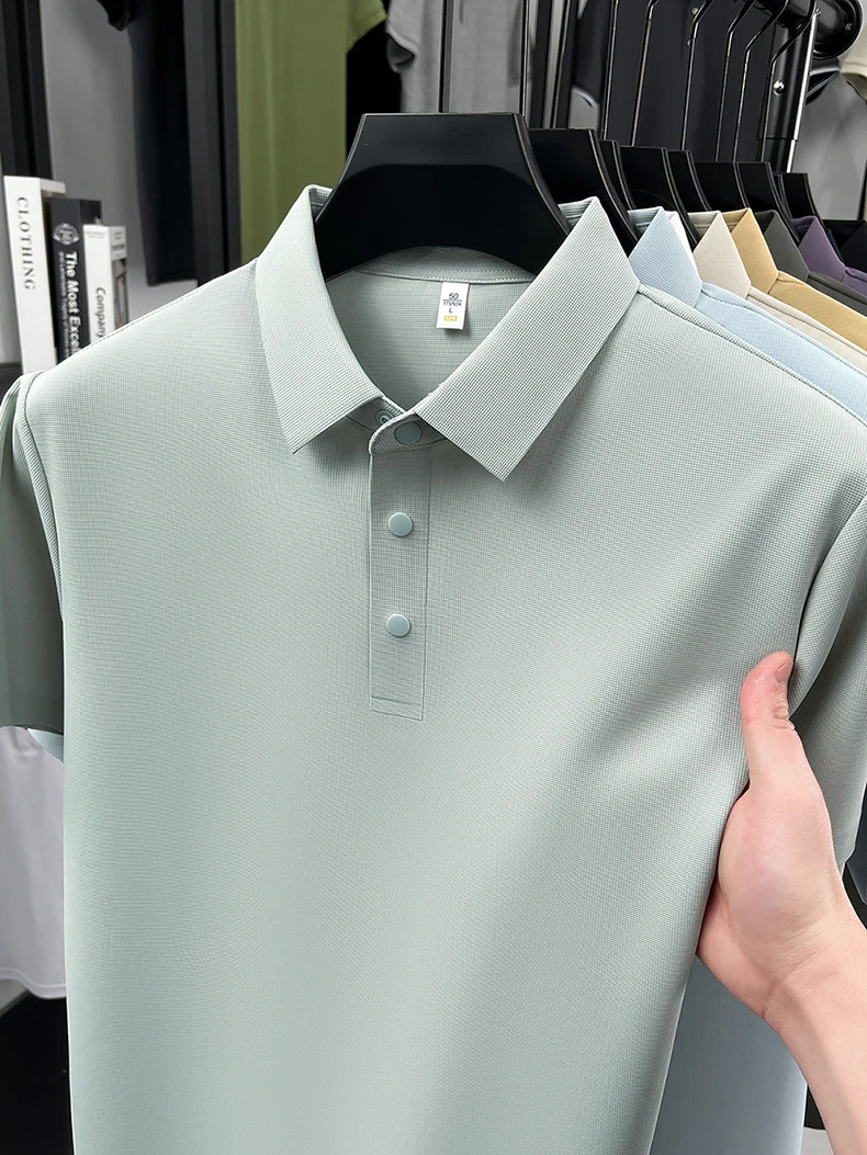 Hochwertiges Eisseide-Kurzarm-Poloshirt für Herren, klassisches einfarbiges, atmungsaktives Business-Casual-T-Shirt, neues Luxus-Oberteil für den Sommer. – Detail 16