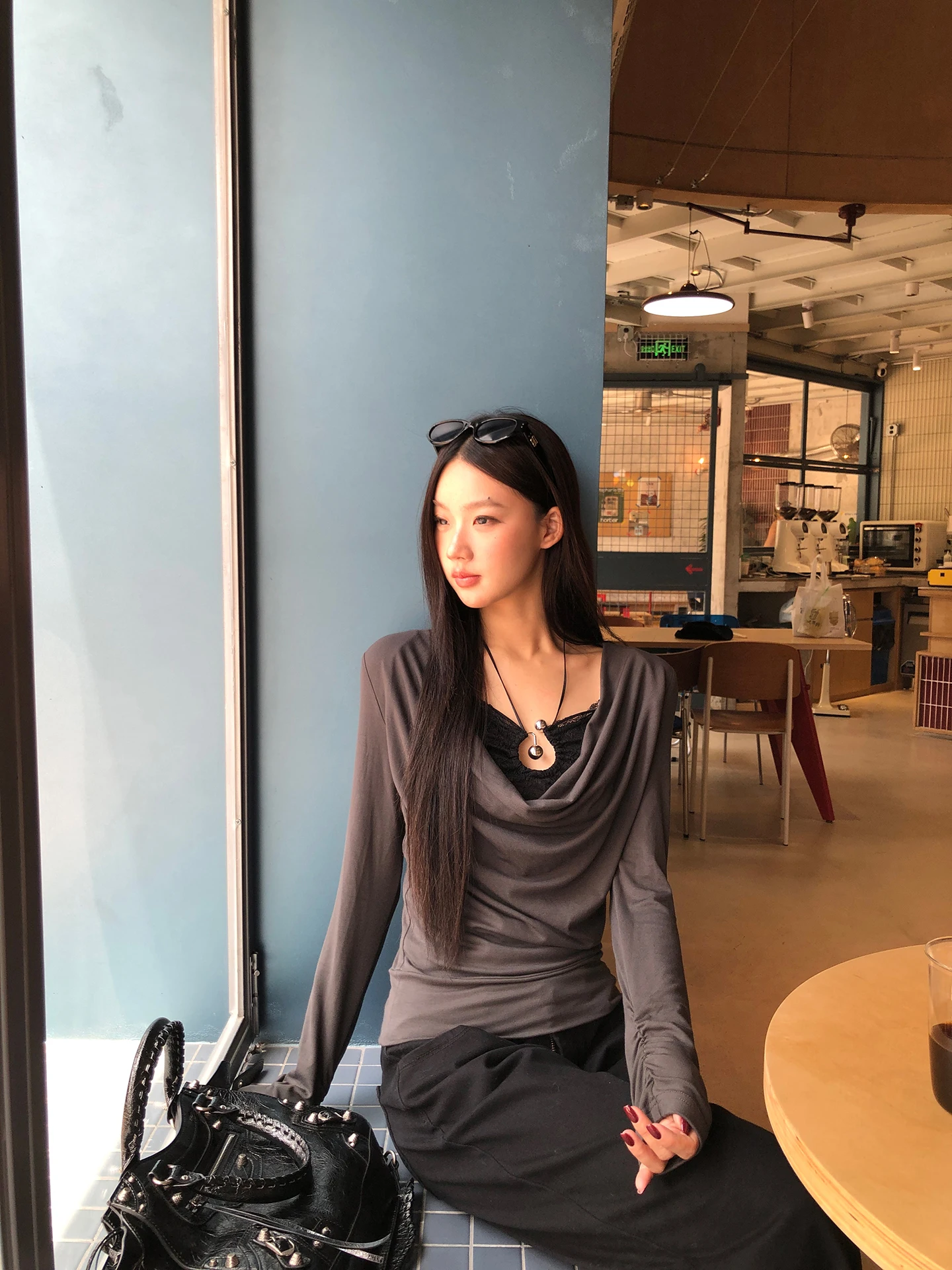 قميص نسائي ضيق بأكمام طويلة للخريف المبكر 2025، تي شيرت رمادي جديد، بلوزة أنيقة للعمل بتصميم مستقيم #3