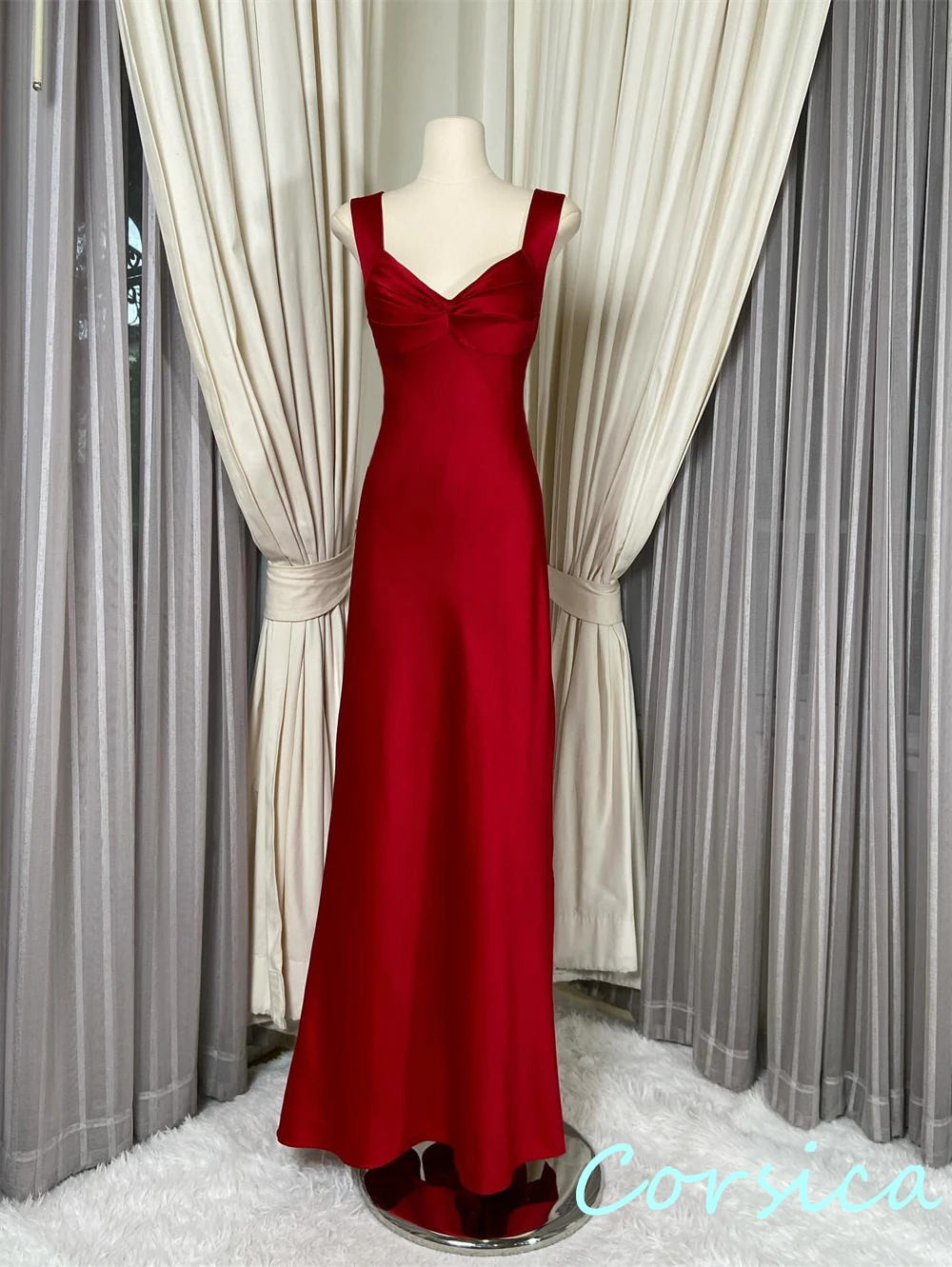 맞춤형 현대 부르고뉴 새틴 이브닝 드레스 클래식 민소매 홈 커밍 드레스 기질 백리스 오픈 백 댄스 파티 드레스