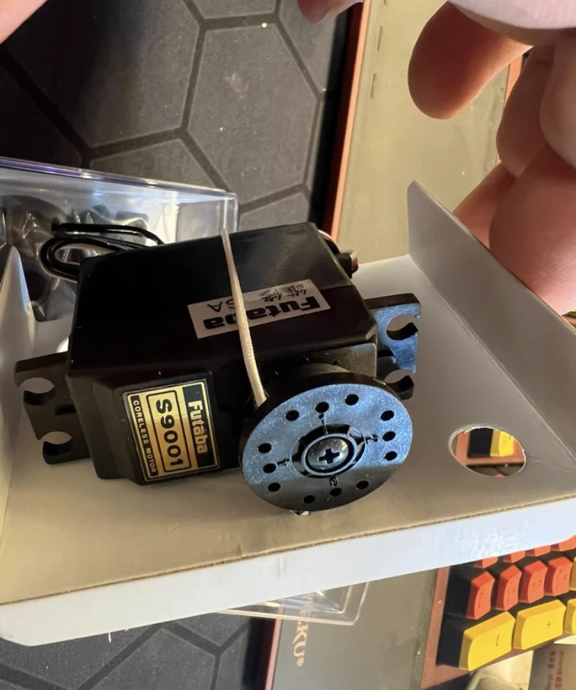Japan Futaba S9001 Standard Size Servos in Good Condition + Horns & Mounts 40,4x19,8x36,0mm 48G 5.2KG for RC Car Airplane
