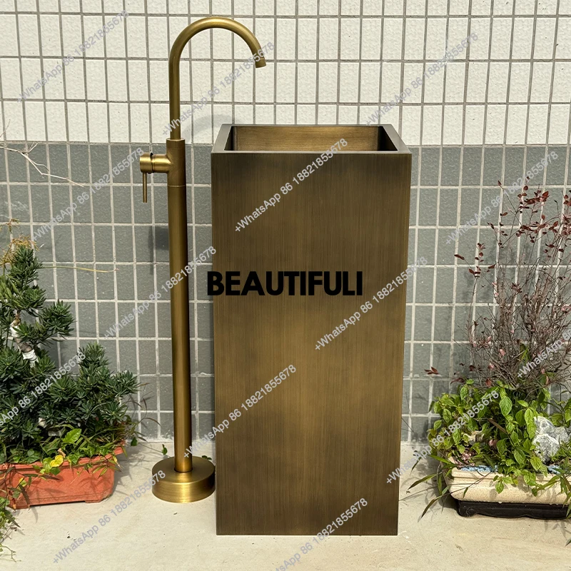 Antique copper column wash basin Floor-to-ceiling retro stainless steel washbasin Simple outdoor courtyard B & B