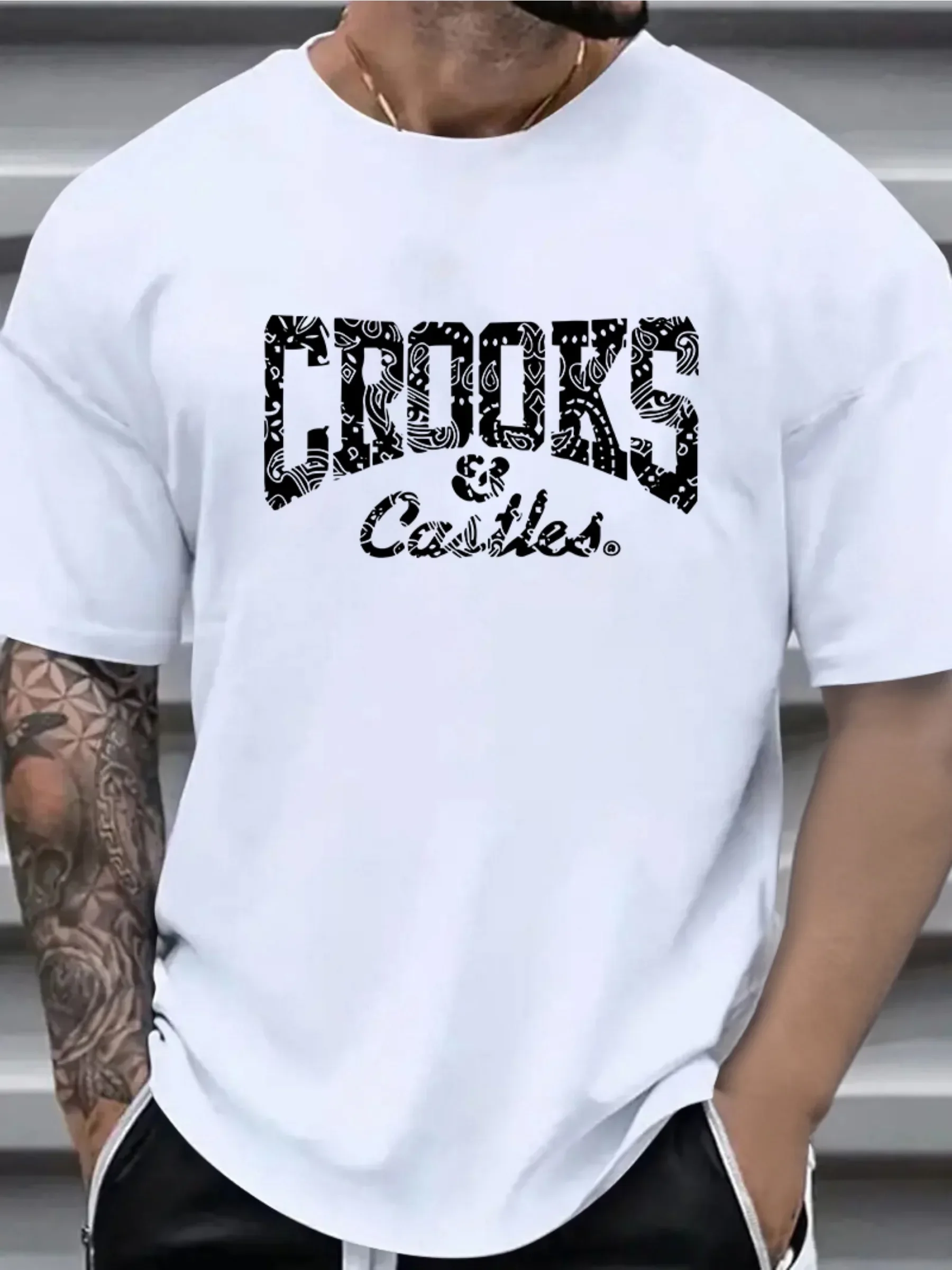 Męska koszulka graficzna Crooks Plus Size z okrągłym dekoltem w stylu vintage, wykonana z dzianiny poliestrowej o lekkim rozciągu