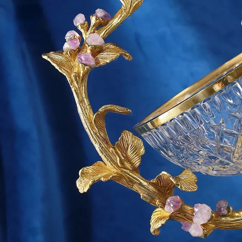 絶妙な職人技の陶磁器の台座、アンティークガラスのフルーツボウル、金色の鳥の装飾が施された高足のフルーツボウル