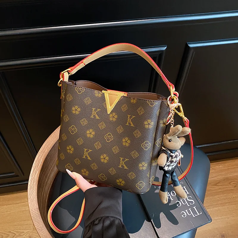 

The designer's new classic design 2026 model features an elegant handbag with a printed shoulder bag, a bucket bag, and a luxuri