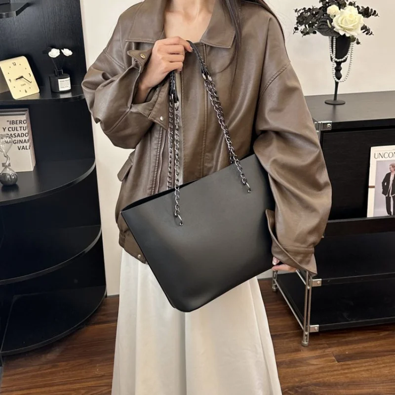 

Unique High-End Simple Leather Messenger Bag With Fashionable Letter Logo Best For Commuter Women