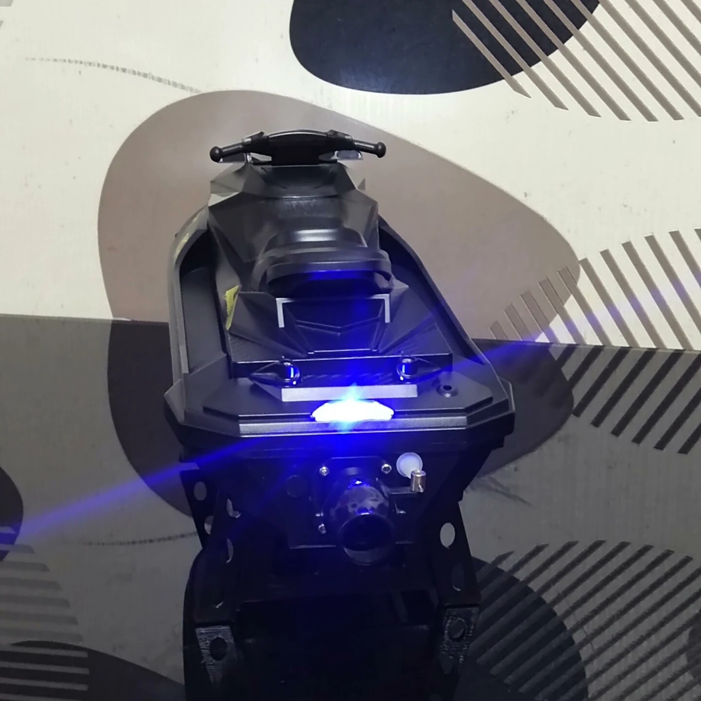 Łódź RC 33,5 cm Silnik Bezszczotkowy 923 Motorówka Zdalnie Sterowana z Funkcją Odwracania Jednym Kliknięciem i Światłem Model Łodzi RC RTR Zabawka