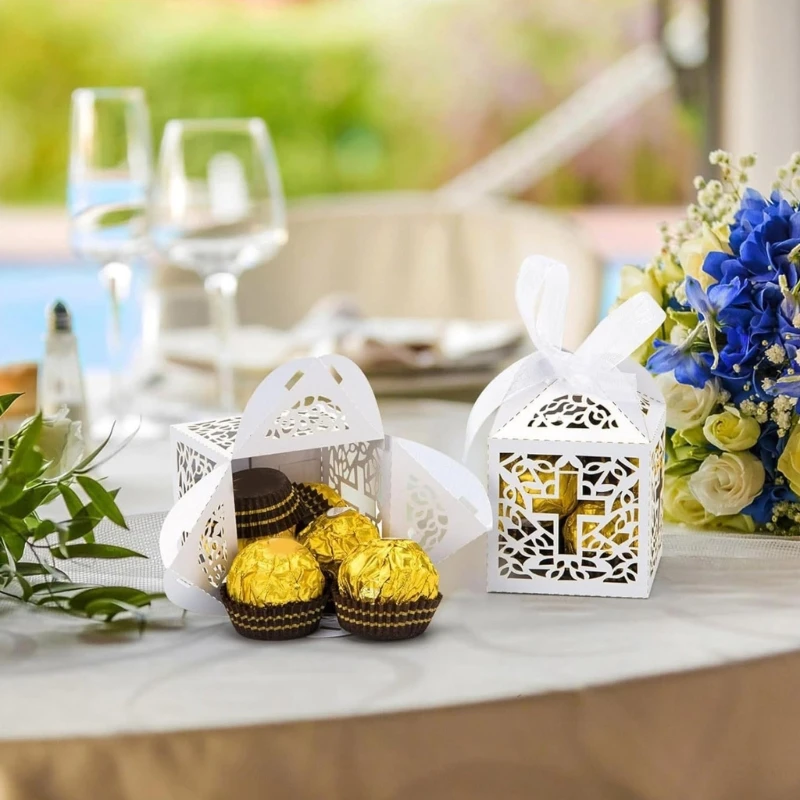 Cajas recuerdos con diseños cruces huecas blancas, cajas dulces con cruces blancas con cintas para golosinas boda y