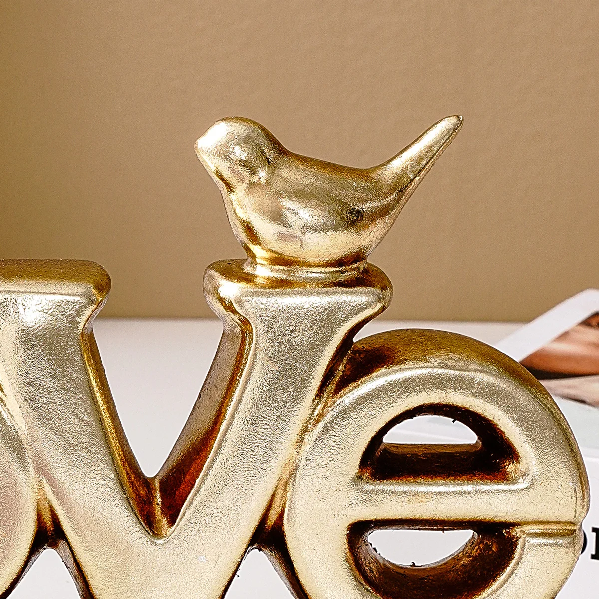 قطعة واحدة، على الطراز الأوروبي القديم مع رقائق الذهب والفضة المطلية بحروف "الحب"، وحلي زينة لحفلات الزفاف والمهرجانات