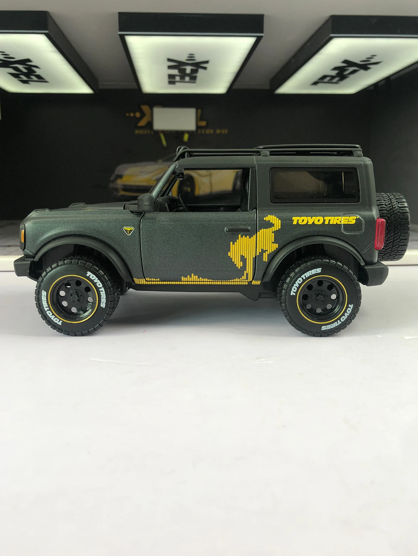 Maisto 1:24 simulated zinc alloy 2021 Ford Bronco Badlands model car, static ornament, metal collectible gift car - view 2