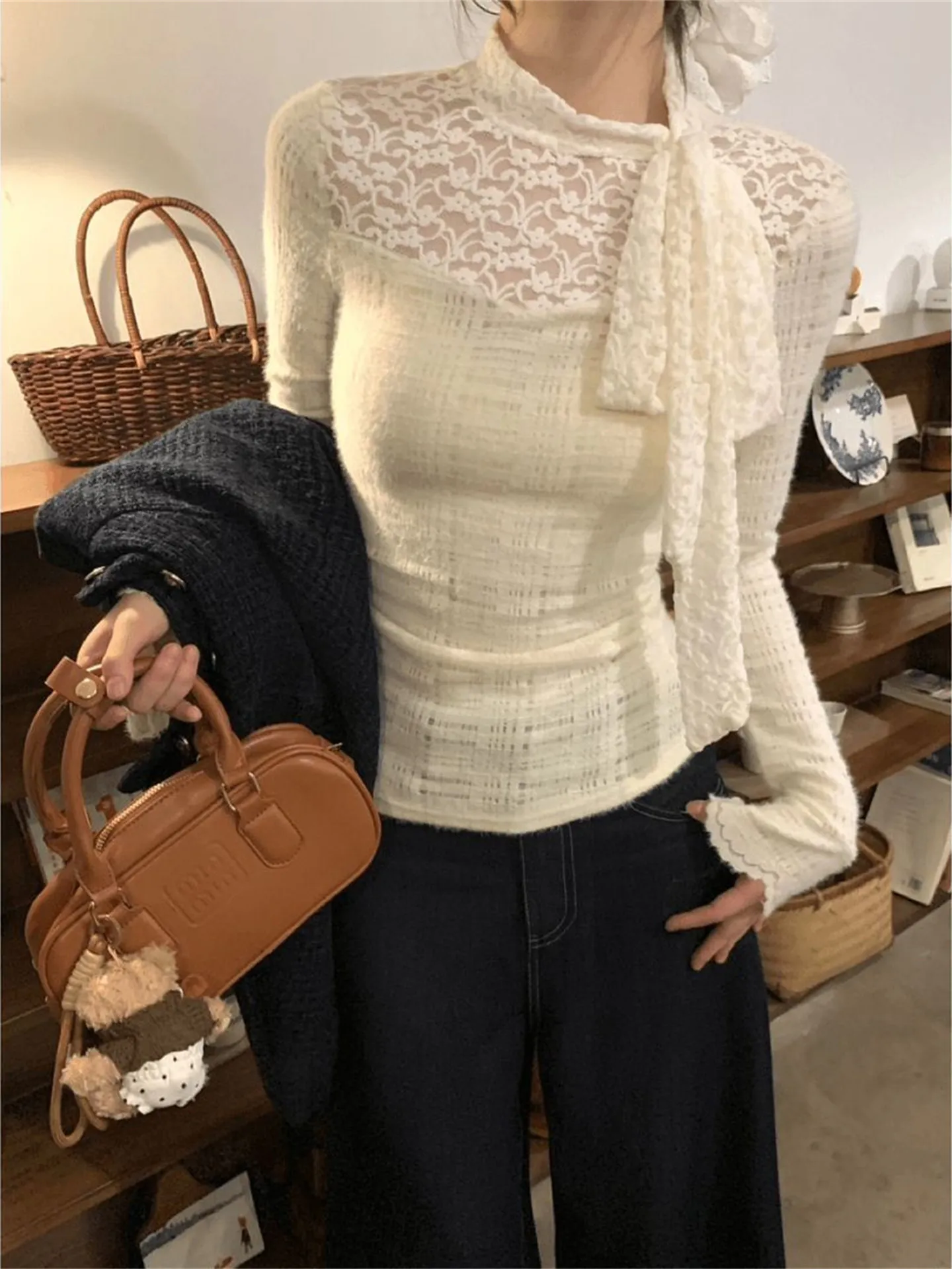 

Осенне-зимняя облегающая футболка с кружевной отделкой, скрывающая живот, элегантный топ, внутренняя одежда, с узлом и блестящей нитью, для женщин среднего возраста, модная.