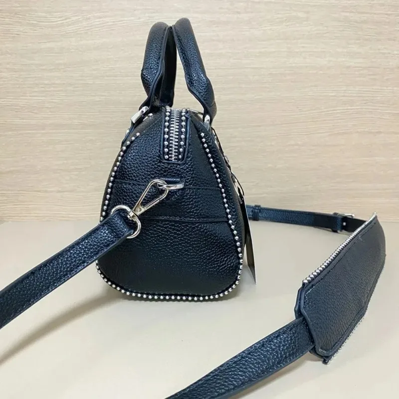 2025 Nuova borsa a tracolla da donna alla moda di alta qualità Borsa a tracolla retrò con rivetti neri Borsa da donna casual dal design di lusso