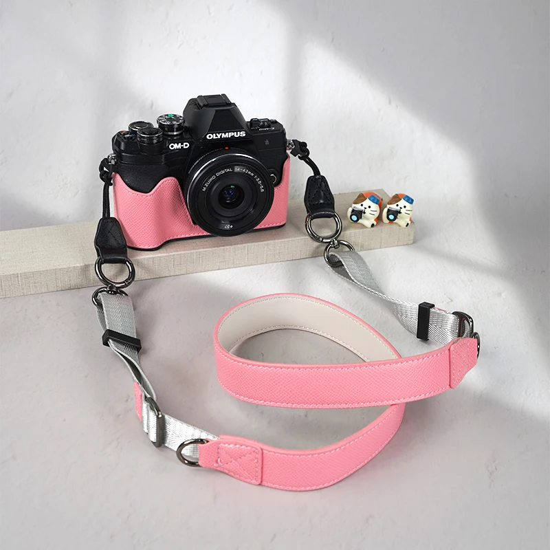 EM10IV كاميرا نصف حالة النخيل طباعة الجلود حامي الجسم قاعدة لكاميرا أوليمبوس EM10IV فتح النافذة السفلية مصممة