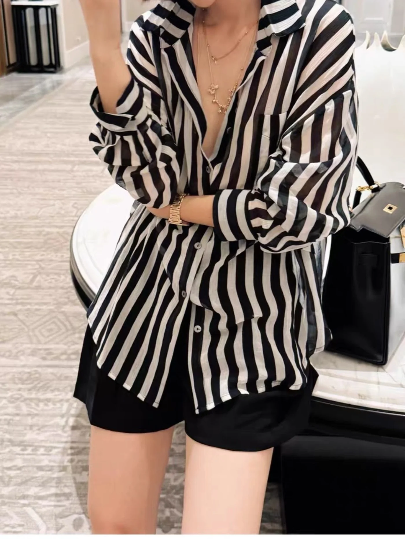 

Женская льняная шелковая рубашка свободного кроя с открытыми плечами и классическими полосками, стройнящая, весна 2026, модная деловая повседневная одежда