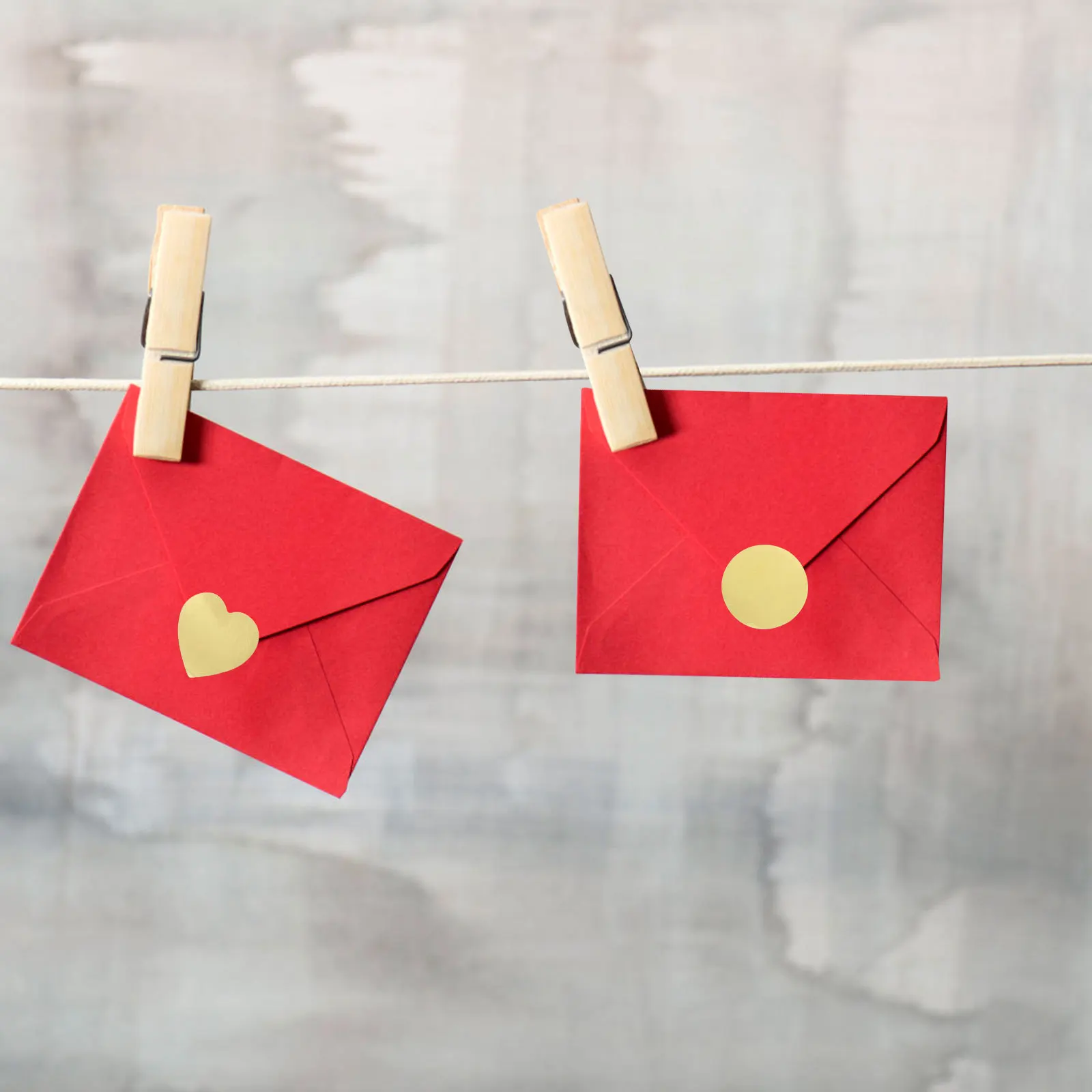 

2 Rolls Luminous Heart Shape Round Adhesive Sealing Labels Stickers for Gift Box Envelope Packaging Heart Labels