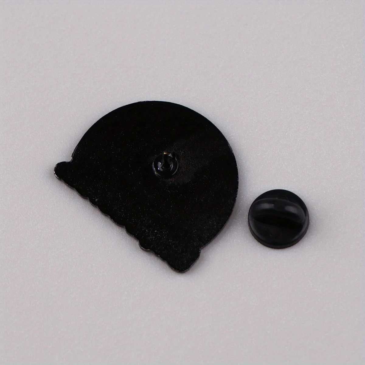 دبوس مطلي على شكل قطة سوداء لطيفة مع نص "Ew, People" - شارة حقيبة ظهر من سبائك الزنك، بروش طية صدر السترة للحقائب والهدايا، إبزيم خلفي غير معدني