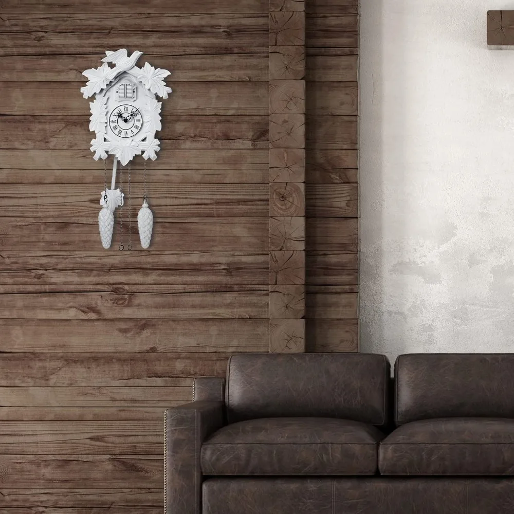 Reloj de cuco blanco tallado a mano con modo nocturno, péndulo oscilante y decoraciones detalladas para elegancia de cronometraje