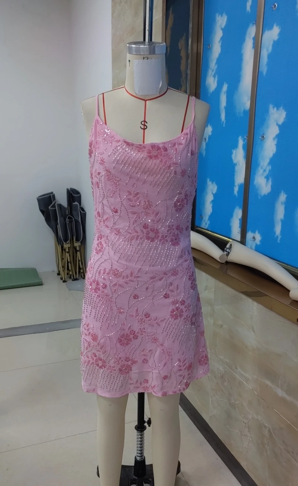 ผู้หญิงชุดมินิเลื่อมลูกปัดเย็บปักถักร้อยคอ Cami ฤดูร้อนแฟชั่นแขนกุด