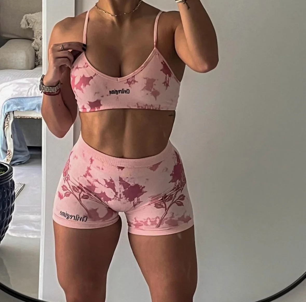 

Комплект женской спортивной одежды DakaFit CivilRegime: бесшовные вязаные шорты с эффектом тай-дай и принтом роз, коллекция Осень 2024