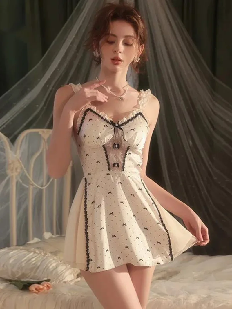 Sukienka z jedwabiu w słodkim stylu, z głębokim dekoltem w serek, wkładkami na biust, nadrukiem w kropki i kokardą, bez pleców, na ramiączkach, bez rękawów, urocza, model EFVK.