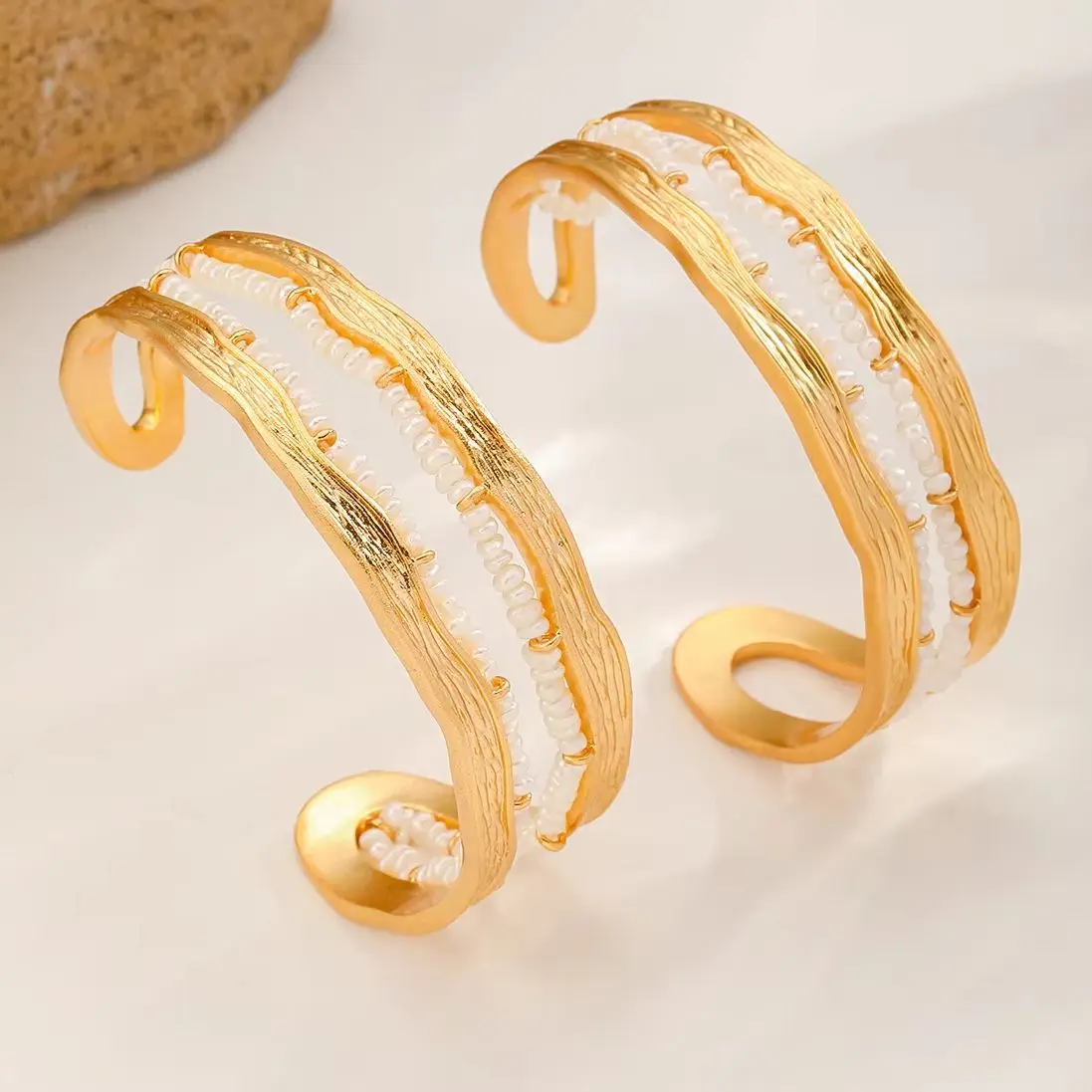 

Light Luxury 18K Gold-Plated Copper Bracelet, Vintage Hollow-Out Fashion Freshwater Pearl Jewelry, Boho Style Pearl Open Cuff Br