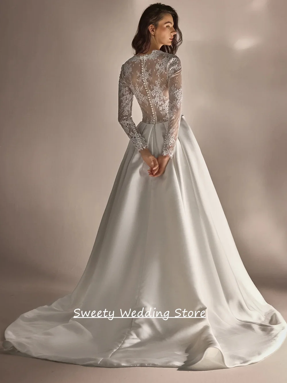 Robe de mariée moderne personnalisée, manches longues, col en V, ceinture de perles appliquée, fente haute, traîne de balayage, ligne A