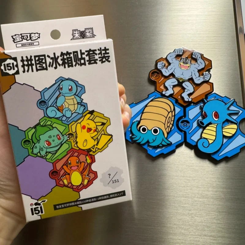 Original pokemon ptcg coletado 151 escarlate e violeta caixa de presente chinês cartões de negociação quebra-cabeça ímãs de geladeira conjunto brinquedo colecionável
