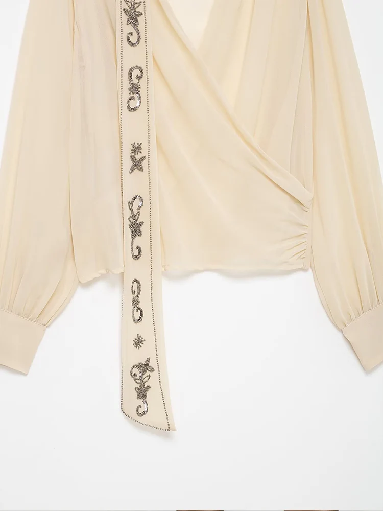 Neue Damenmode im europäischen Stil: eine vielseitige und elegante Georgette-Schalbluse mit Perlenverzierungen.