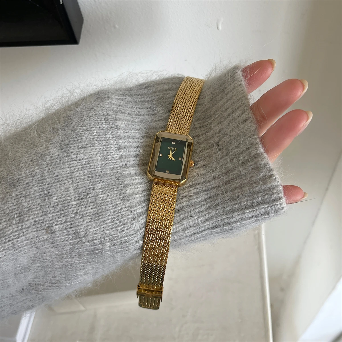 2025 New Woman Watch Simple Silver Quartz Wristwatch Steel Mesh Belt Small Square Dial Gold Luxury Vintage Watch for Women Gift