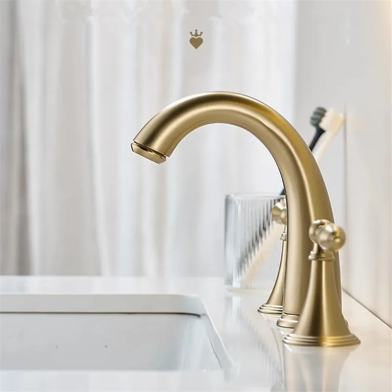 

Матовый золотой смеситель для ванной комнаты Широко распространенный смеситель для раковины Смеситель для горячей и холодной воды Смеситель для раковины с тремя отверстиями Креативная вода Латунь