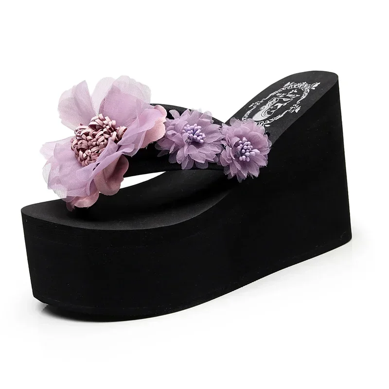 

Женские тапочки на высоком каблуке на танкетке. Женская обувь. Лето 2023. Новая мода. Пляжная сетка красного цвета с сандалиями на толстой подошве. Носите шлепанцы.