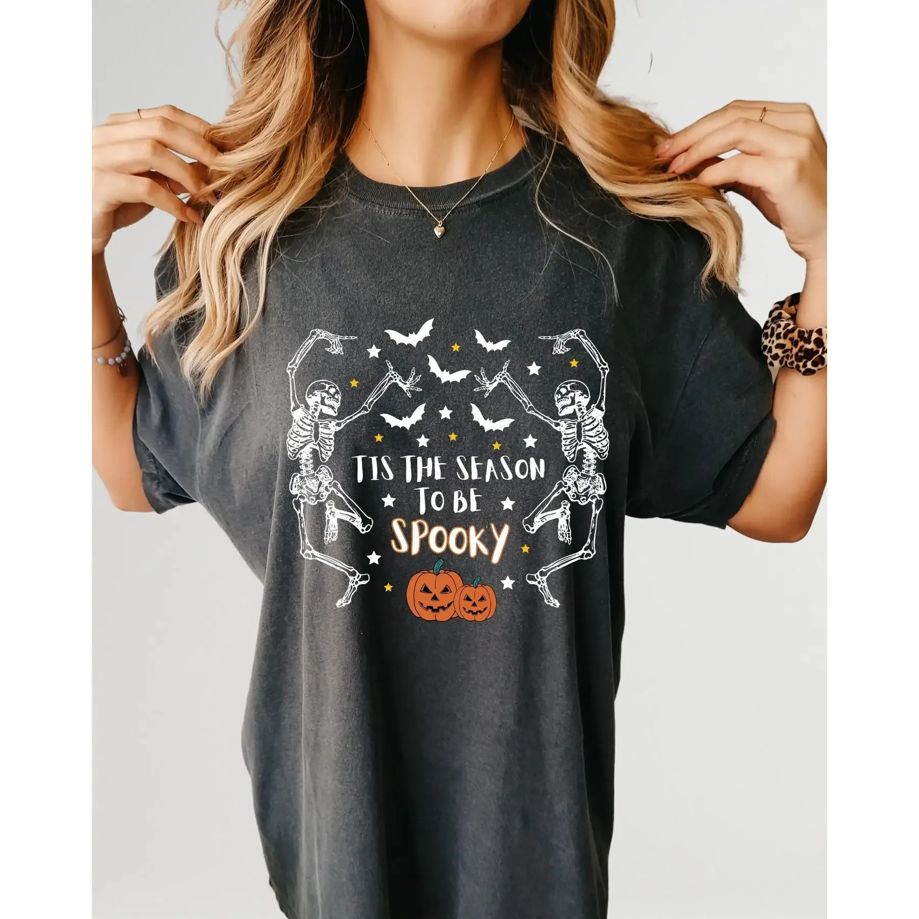 

Футболка Comfort Colors Tis The Season To Be Spooky, танцующий скелет, Хэллоуин, тыква, летучая мышь для
