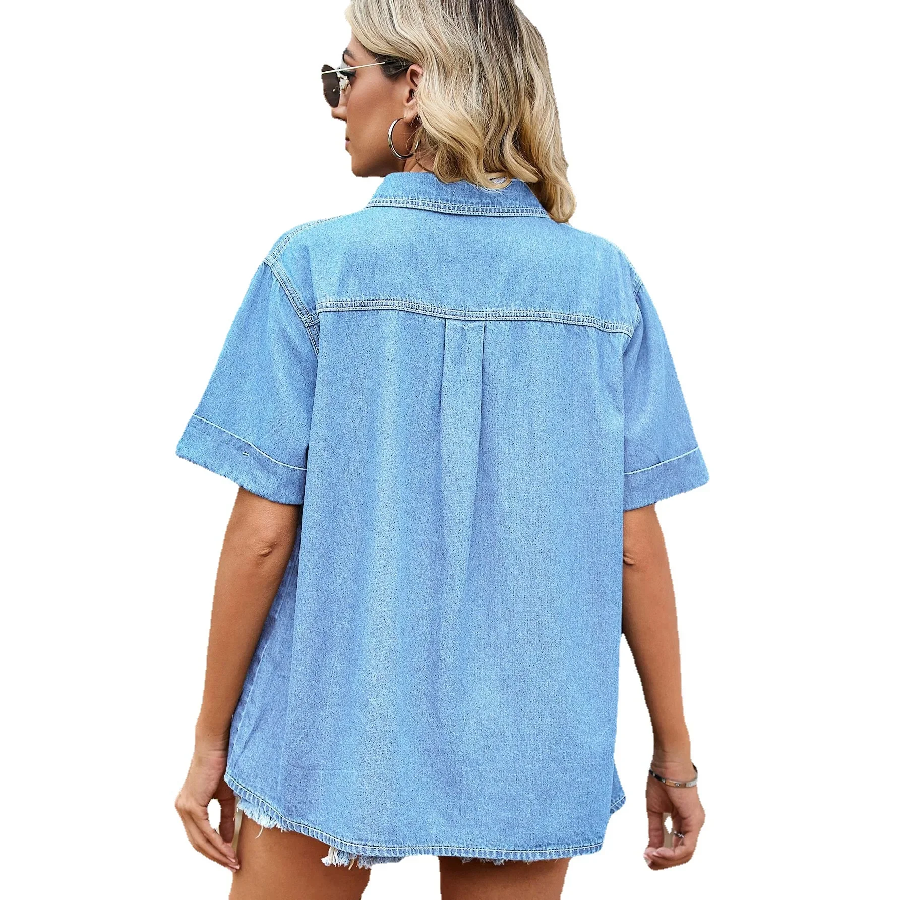 Nuova camicia di jeans a maniche corte casual in tinta unita per la primavera e l'estate e una camicia con risvolto alla moda e versatile per le donne