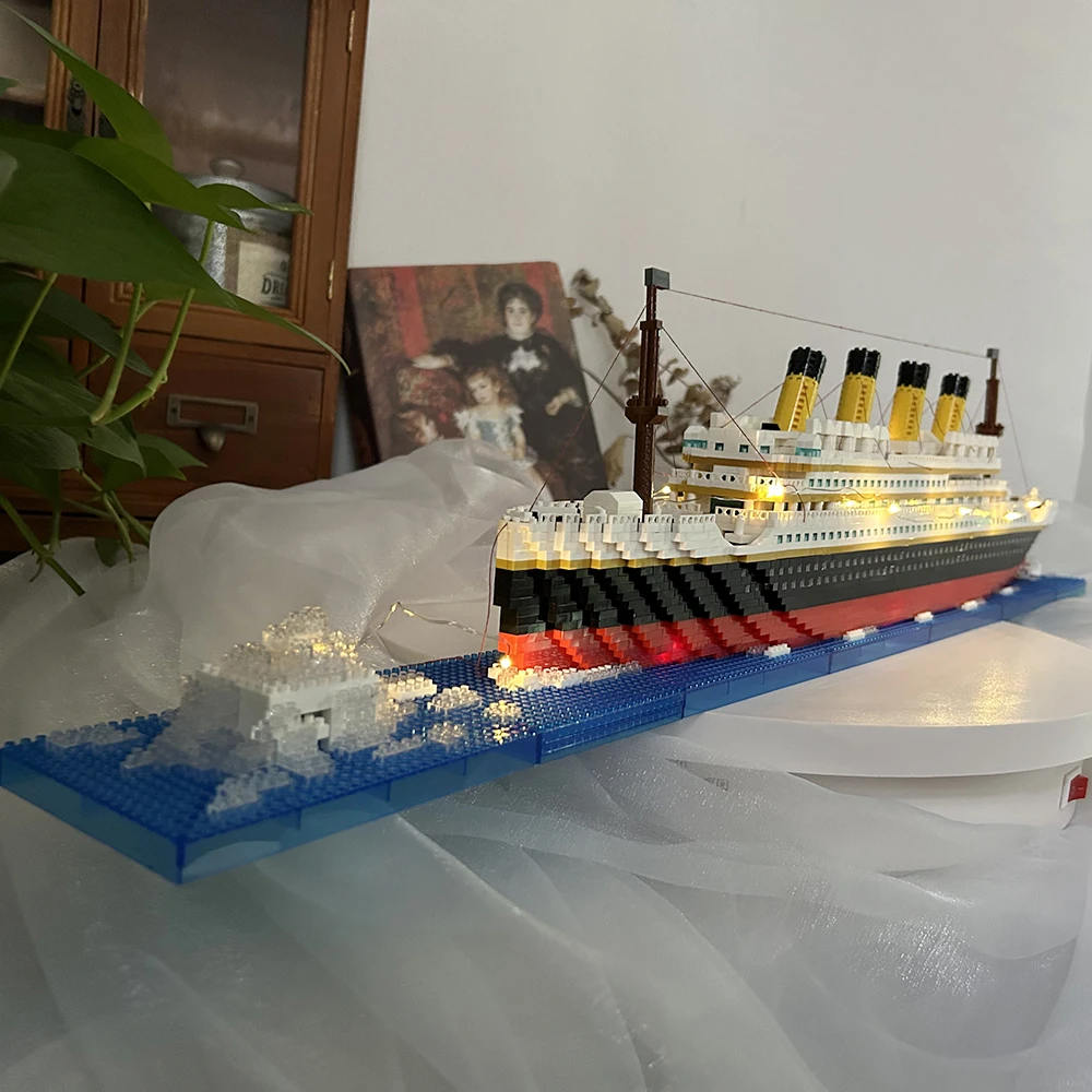 Duobuilt LED Iceberg Titanic Cruise Ship Micro Mini Building Block Construstion Plastic Model Bricks Children Toys Fast Delivery