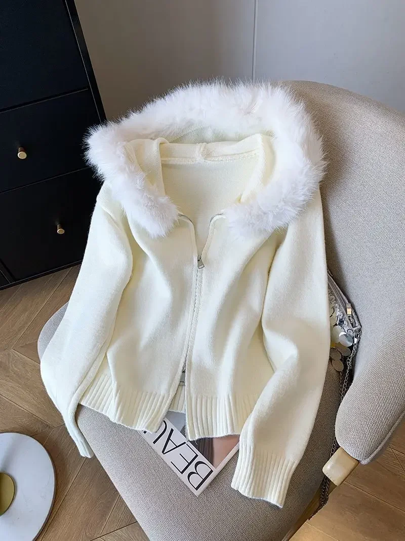 Milk white big fur collar hooded knit cardigan women's autumn and winter new fashion sense unique and chic zipper top.